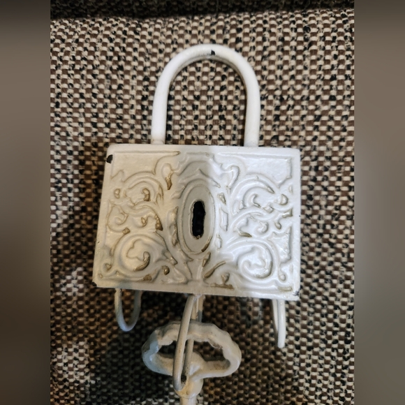 Vintage 12" Painted Heavy Cast Iron Wall Hanging Coat Hanger With Key - Picture 6 of 7